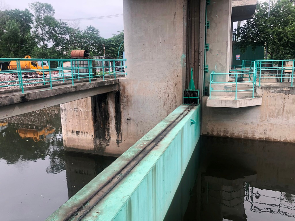 Với các cửa đập khác như Đồng Bông (Bắc Từ Liêm), Yên Sở (Hoàng Mai), Yên Nghĩa (Hà Đông) thay vì giữ ở mức nước cao để phục vụ tưới tiêu cho cây trồng, mực nước hiện cũng đang được hạ về mức "chết" - mức cạn nhất và không thể chảy qua đập nữa.