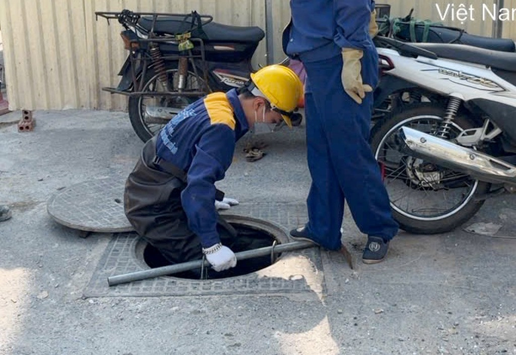 Tại khu vực nội đô, trong ngày hôm qua và sáng nay nhân viên Công ty Thoát nước Hà Nội đang đi thông, hút rác tại hệ thống cống ngầm tiêu nước trên các tuyến phố.