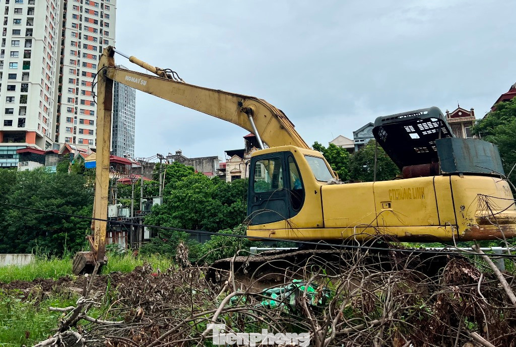 Vật liệu và máy móc thi công tại dự án đang nằm phơi nắng mưa, có dấu hiệu hoen gỉ do bỏ ngoài trời lâu ngày.