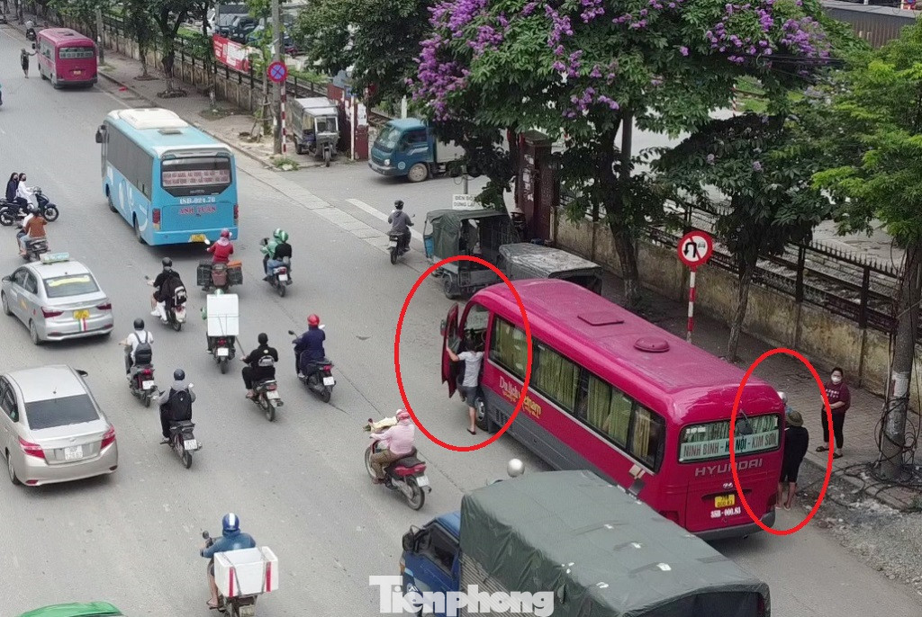 Khi phát hiện bị ghi hình, tài xế và những người liên quan nhanh chóng rời đi.