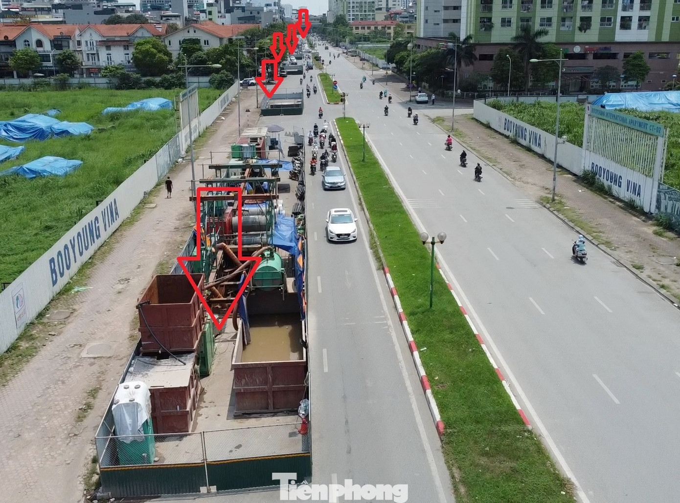 Tuyến phố chỉ dài 1,2 km nhưng có đến 9 vị trí hàng rào thi công chiếm 2/3 lòng đường được dựng nên.