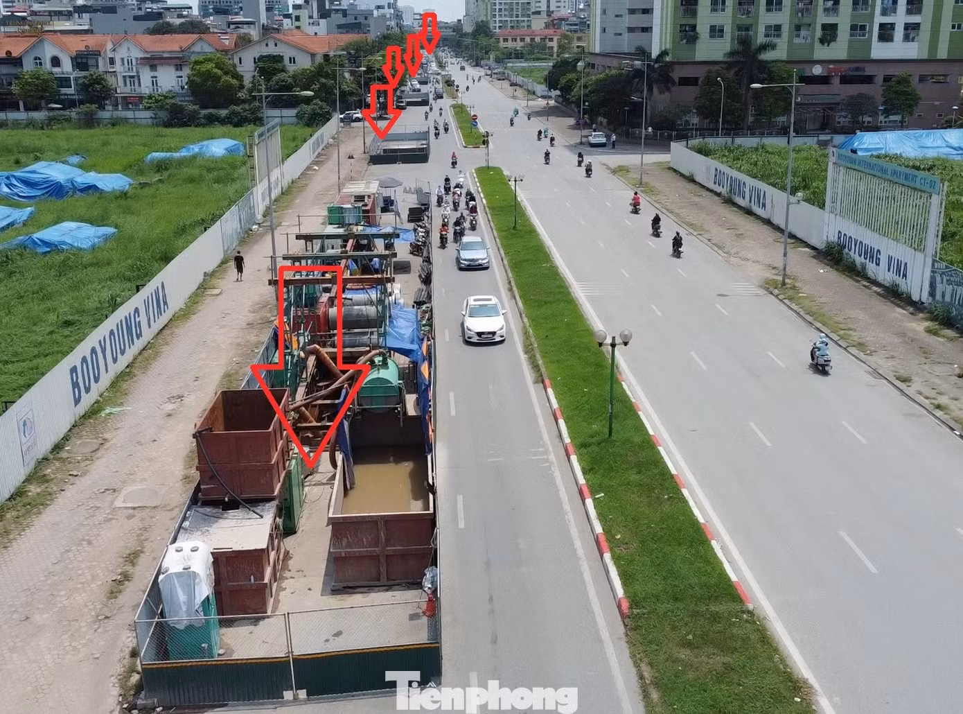 Tuyến phố chỉ dài 1,2 km nhưng có đến 9 vị trí hàng rào thi công chiếm 2/3 lòng đường được dựng nên. Tuyến phố chỉ dài 1,2 km nhưng có đến 9 vị trí hàng rào thi công chiếm 2/3 lòng đường được dựng nên.