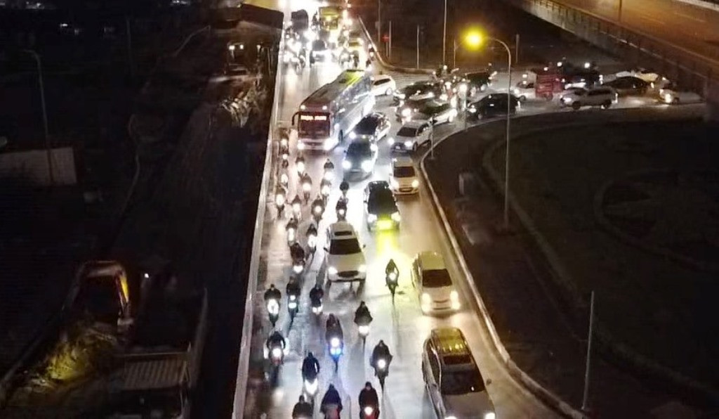 Thậm chí, thời điểm 19h tối 19/3 ùn tắc vẫn xảy ra kéo dài.