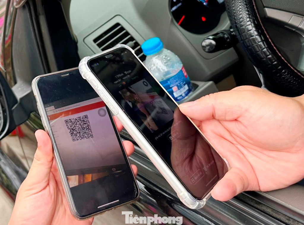 Để thực hiện việc trả phí gửi xe không dùng tiền mặt, hành khách cần có tài khoản giao thông (ETC) hoặc tài khoản thanh toán trực tuyến của ngân hàng (thanh toán qua việc quét mã QR).