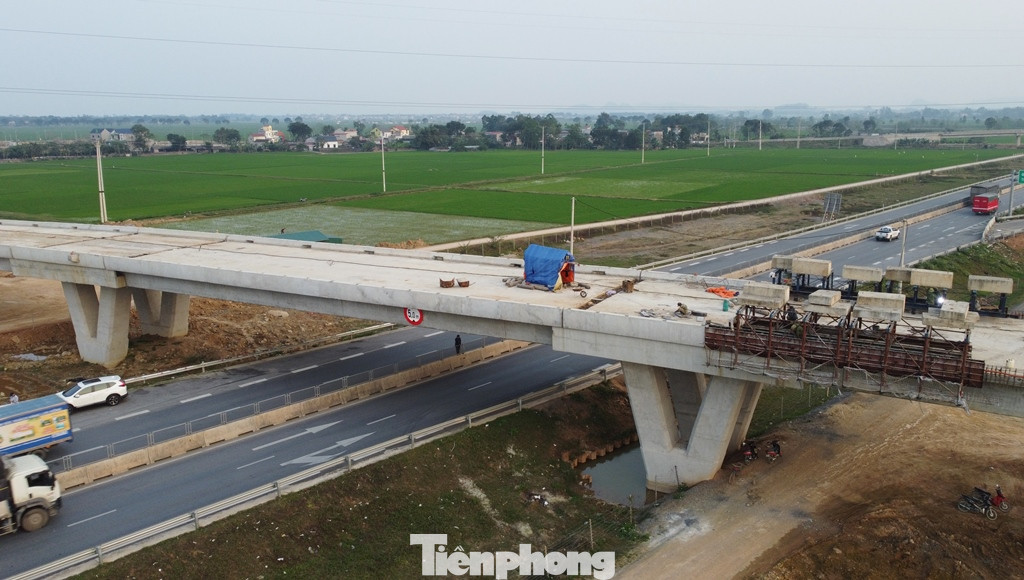 Công trường thi công tại các nút giao này vẫn ngổn ngang, chiếm dụng một phần làn đường cao tốc, gây khó khăn, nguy hiểm cho phương tiện lưu thông.