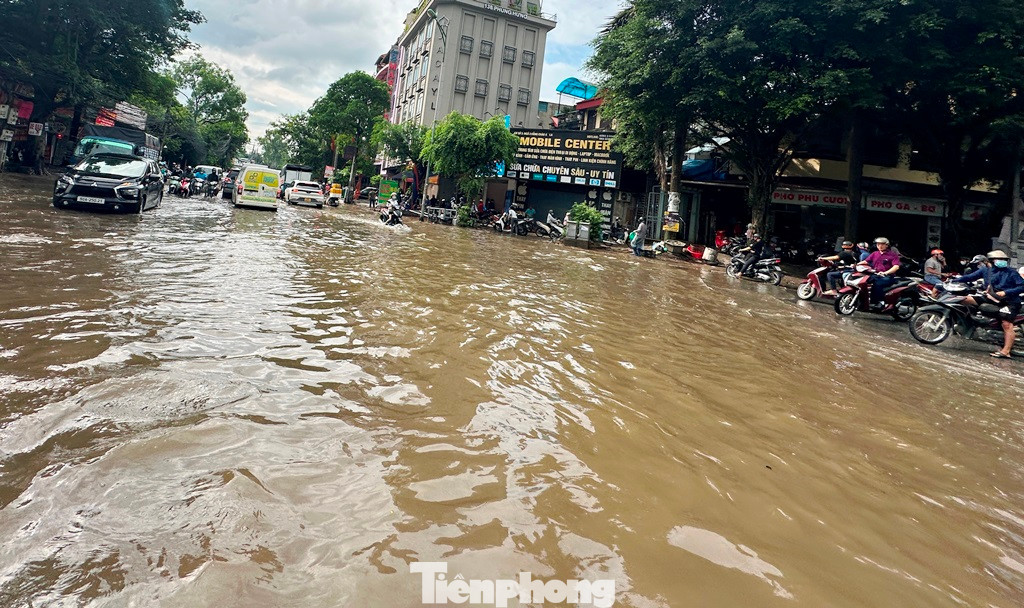 Tại ngã ba Xa La, trời không mưa nhưng sáng và trưa nay nước ngập mênh mông, sâu gần nửa mét.
