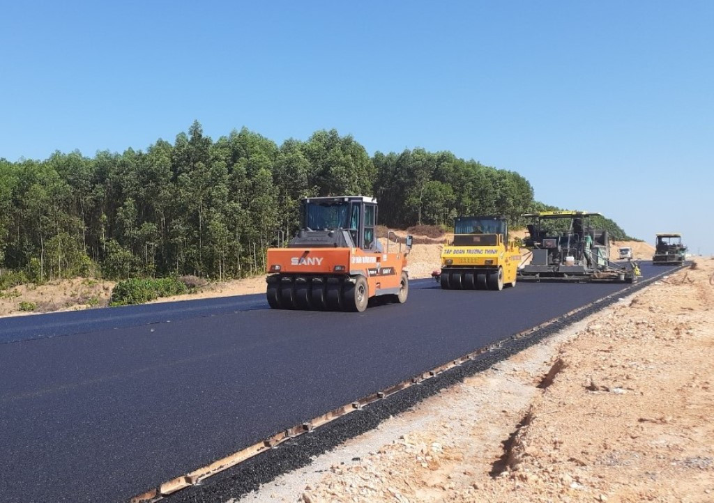 Do có phương án thi công nhanh, đến nay chỉ sau hơn 1 năm thi công, nhiều đoạn nền đường dự án cao tốc đã được thảm nhựa Do có phương án thi công nhanh, đến nay chỉ sau hơn 1 năm thi công, nhiều đoạn nền đường dự án cao tốc đã được thảm nhựa