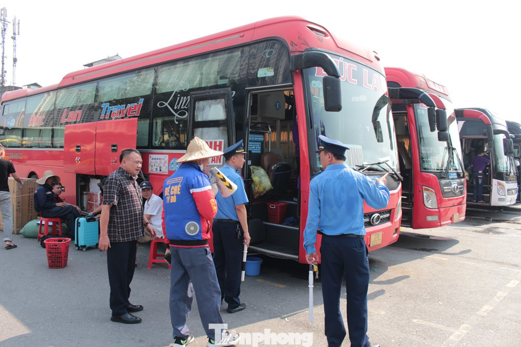Tất cả xe chở khách xuất bến Nước Ngầm đều được Đội Thanh tra giao thông Cơ động, Thanh tra Sở GTVT Hà nội phối hợp với bến xe giám sát, kiểm tra các điều kiện an toàn, niêm yết giá vé.