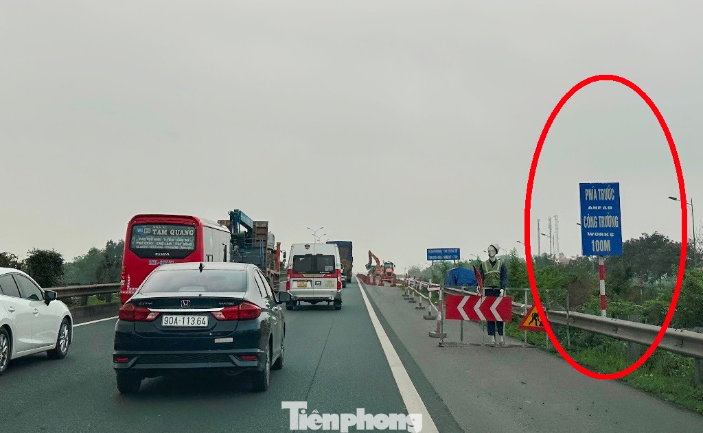 Hiện cả hai chiều cao tốc Cầu Giẽ - Ninh Bình đang có nhiều công trường thi công chiếm dụng lòng đường. Hiện cả hai chiều cao tốc Cầu Giẽ - Ninh Bình đang có nhiều công trường thi công chiếm dụng lòng đường.