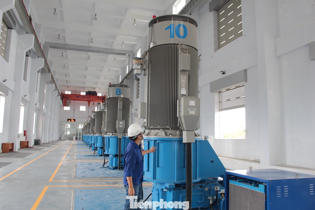 Nhà máy có 10 tổ bơm với công suất xả nước 120m3/m (lớn nhất Hà Nội hiện nay). Sau các lần điều chỉnh, dự án có tổng mức đầu tư hơn 7.400 tỷ đồng.