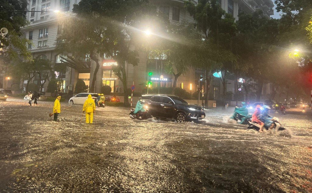 Ngập nặng trên tuyến phố Phan Bội Châu chiều tối 13/8.