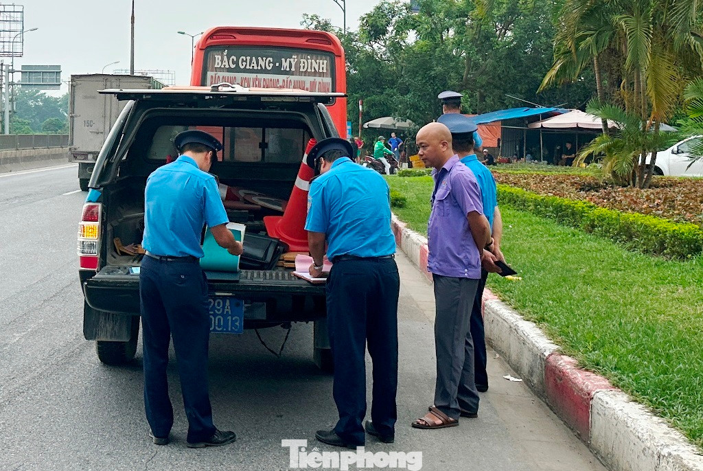 Tổ công tác đã dừng xe 98B-01472 xử lý vi phạm, tài xế (người đi dép) đã thừa nhận lỗi và ký biên bản vi phạm. Tổ công tác đã dừng xe 98B-01472 xử lý vi phạm, tài xế (người đi dép) đã thừa nhận lỗi và ký biên bản vi phạm.