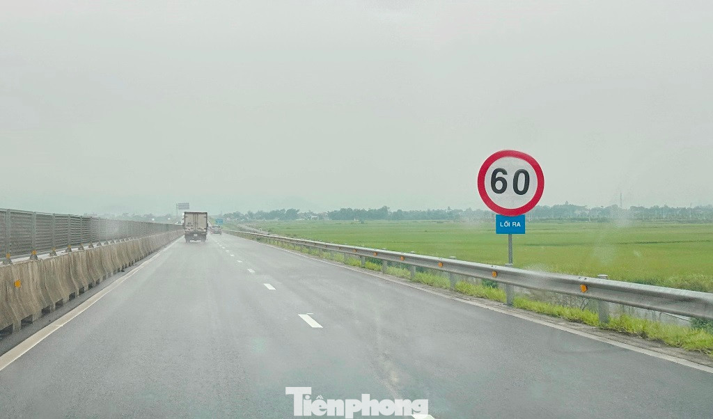 Sau khi hai nút giao đi vào hoạt động, một bất tiện đang phát sinh là biển báo (thông báo "LỐI RA") hạn chế tốc độ xuống 60km khi tiếp cận nút giao cắm quá đột ngột, xa nút giao. Nhiều lái xe cho biết, xe đang lưu thông với vận tốc tối đa 90km/h thấy biển báo 60km/h nhiều người đã bị bất ngờ. Do vậy nhiều ý kiến cho rằng, cần có biển hạ tốc độ phù hợp để lái xe không bị bất ngờ, tránh nguy cơ tại nạn. Sau khi hai nút giao đi vào hoạt động, một bất tiện đang phát sinh là biển báo (thông báo "LỐI RA") hạn chế tốc độ xuống 60km khi tiếp cận nút giao cắm quá đột ngột, xa nút giao. Nhiều lái xe cho biết, xe đang lưu thông với vận tốc tối đa 90km/h thấy biển báo 60km/h nhiều người đã bị bất ngờ. Do vậy nhiều ý kiến cho rằng, cần có biển hạ tốc độ phù hợp để lái xe không bị bất ngờ, tránh nguy cơ tại nạn.