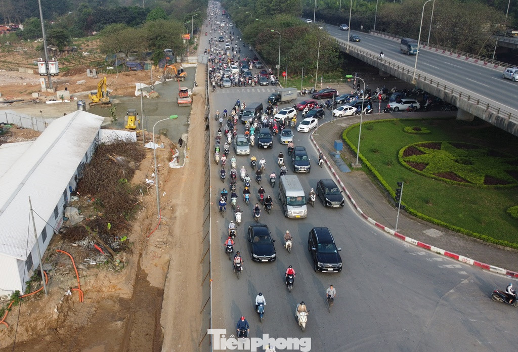 Giờ cao điểm sáng 26/3, giao thông trên đại lộ Thăng Long và đoạn qua công trường nút giao với dự án đường Lê Quang Đạo kéo dài không xảy ra ùn tắc.