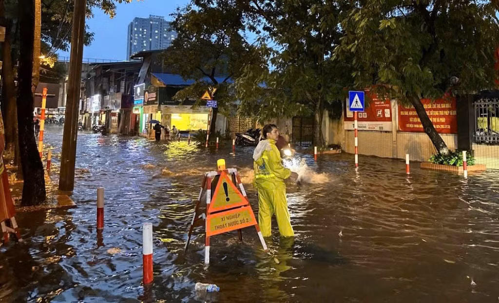 Ngập trên phố Trần Bình và phố Quan Nhân. Ngập trên phố Trần Bình và phố Quan Nhân.