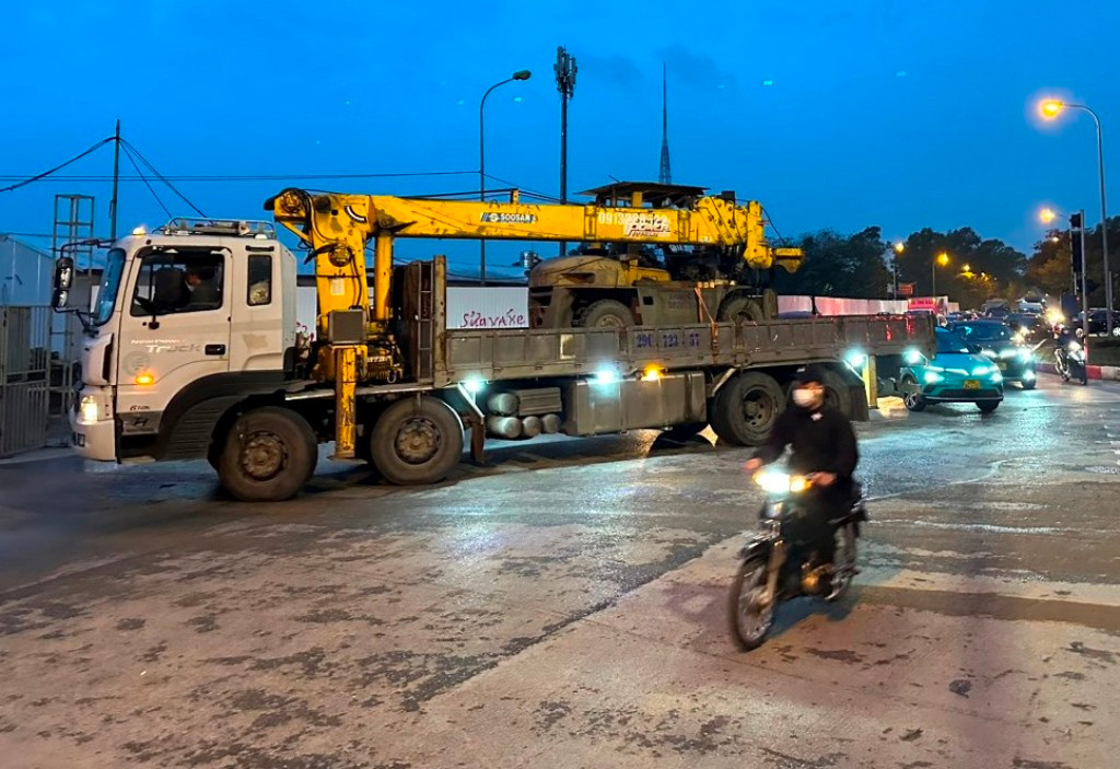 Mặc dù giờ cao điểm nhưng chiều tối 19/3 xe công trường vẫn vô tư ra vào dự án, gây ùn tắc giao thông.