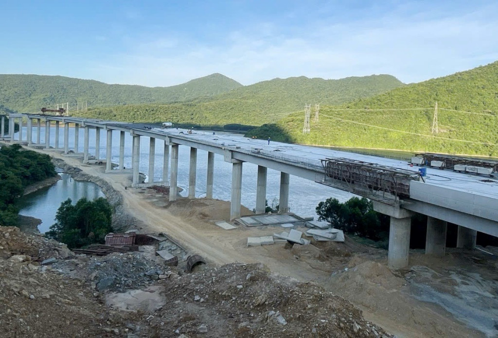 Cây cầu vượt sông số 3 tại KM 575+417 dự án cao tốc Vũng Áng - Bùng vừa hợp long, đang thi công các hạng mục hoàn thiện.