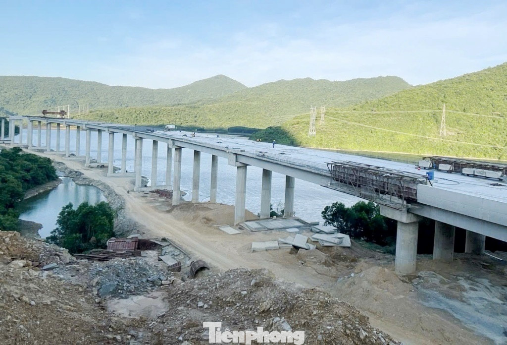 Công trường hai dự án thành phần cao tốc Bắc Nam là Vũng Áng - Bùng và Bùng - Vạn Ninh cũng đang gấp rút thi công và có kế hoạch hoàn thành phần xây lắp vào cuối năm nay, phục vụ kế hoạch thông xe vào dịp 30/4/2025.