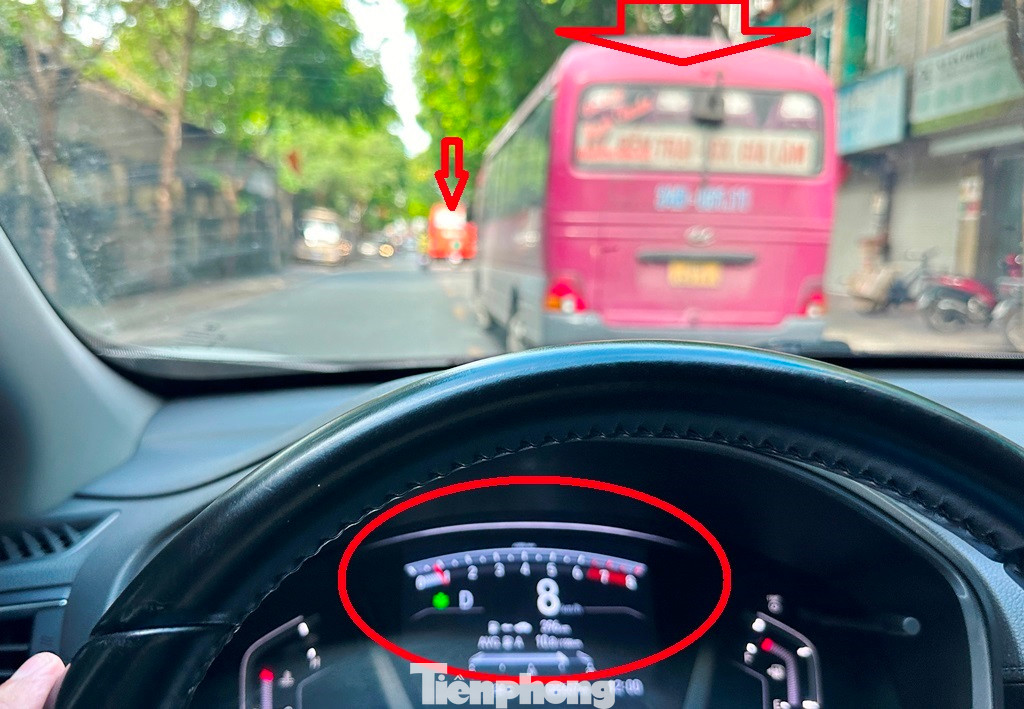 Trên các tuyến đường Ngọc Lâm, Ngô Gia Khảm, Nguyễn Văn Cừ... đều có biển cấm dừng đỗ, xe khách chạy dưới 20km/h, nhưng khi phóng viên bám theo các xe trên đã phát hiện, các xe khách này (mũi tên đỏ) chỉ di chuyển từ 5 đến 8km/h (vòng tròn đỏ)