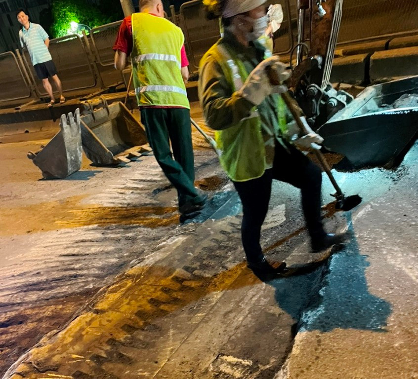 Trong đêm 7/5, Sở GTVT Hà Nội đã cấm đường cục bộ để phương tiện, công nhân thi công đào xới nền đường, lắp đặt lại các khe co giãn mới, khe co giãn đạt tiêu chuẩn...