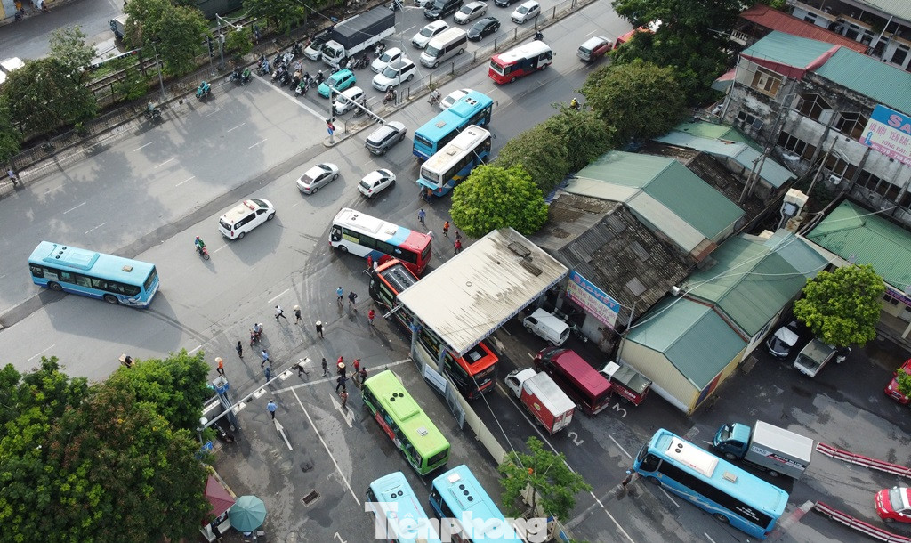 Cùng với đó, vào khung giờ có đông xe xuất bến, việc di chuyển của xe khách ra đường Giải Phóng có khó khăn hơn thông thường. Cùng với đó, vào khung giờ có đông xe xuất bến, việc di chuyển của xe khách ra đường Giải Phóng có khó khăn hơn thông thường.