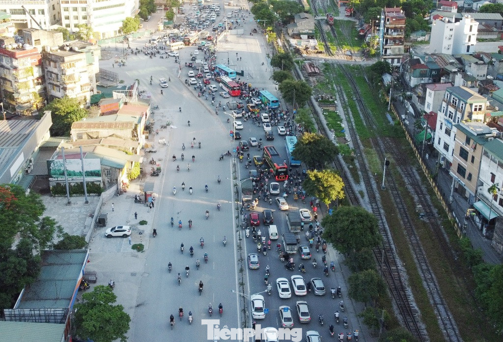 Ùn tắc kéo dài trên đường Giải Phóng chiều đi bến xe Nước Ngầm trong chiều 13/6. Ùn tắc kéo dài trên đường Giải Phóng chiều đi bến xe Nước Ngầm trong chiều 13/6.