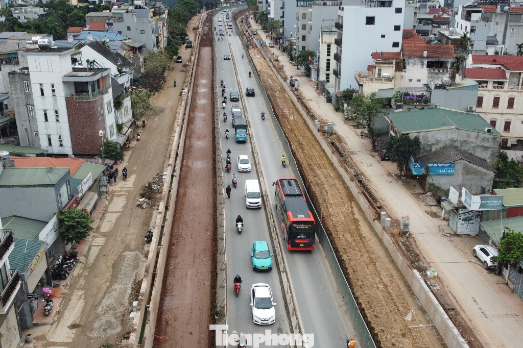 Công trình hạ đê, mở rộng đường Nghi Tàm - Âu Cơ cũng đang đào xới, thi công nhiều năm nay chưa xong.