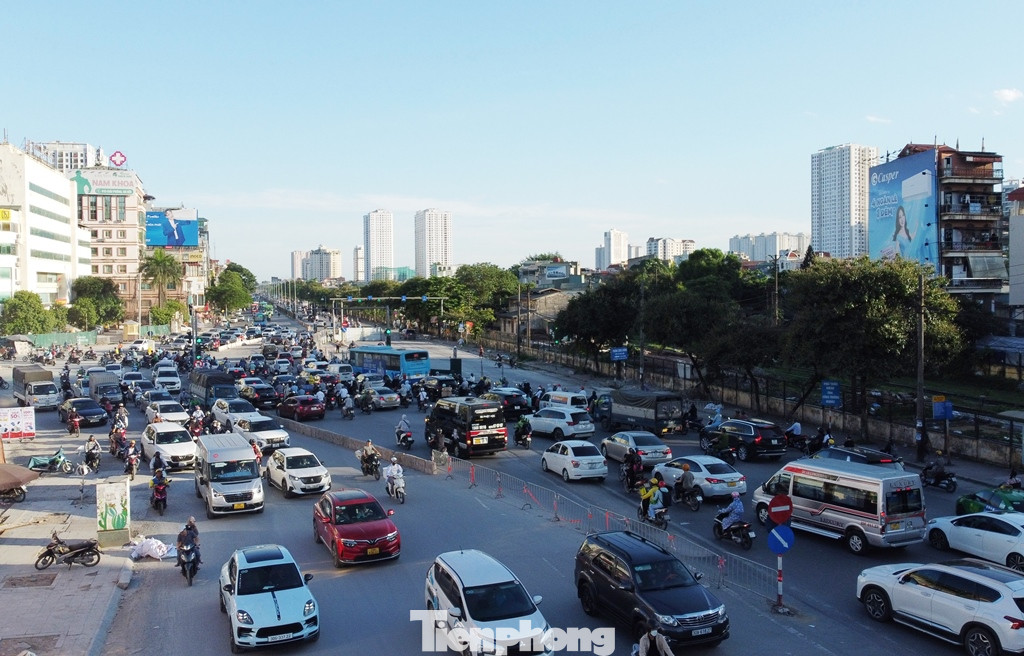 Hiện xe đi trên đường Giải Phóng được phân luồng vào một bên đường còn lại hướng đi nội thành, dẫn đến ùn ứ giao thông xảy ra trên diện rộng ở cả hai chiều đường. Hiện xe đi trên đường Giải Phóng được phân luồng vào một bên đường còn lại hướng đi nội thành, dẫn đến ùn ứ giao thông xảy ra trên diện rộng ở cả hai chiều đường.