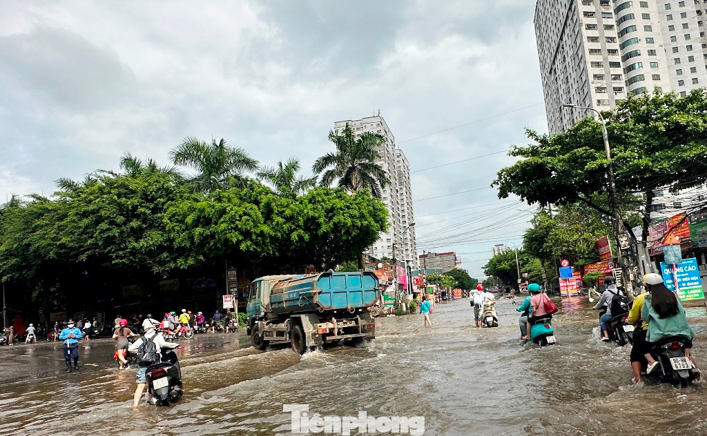 Tuyến đường Phùng Hưng bị ngập sâu đoạn qua bệnh viện 103 và đoạn dẫn đến nút giao Xa La.