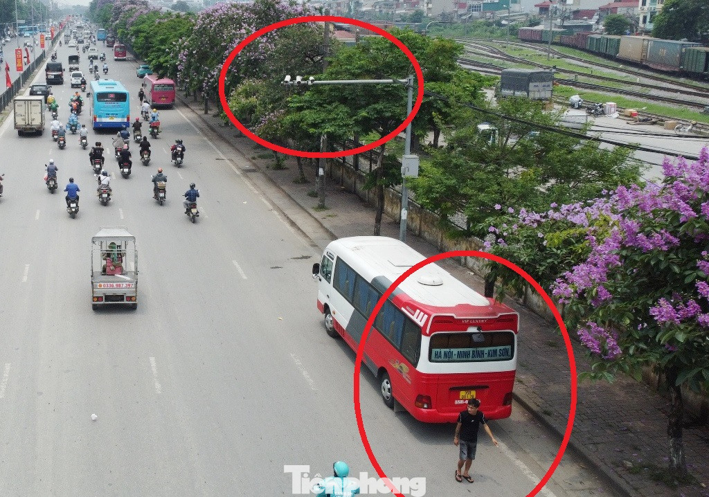 Xe khách dàn hàng bắt khách trên đường Giải Phóng thời gian qua. Xe khách dàn hàng bắt khách trên đường Giải Phóng thời gian qua.