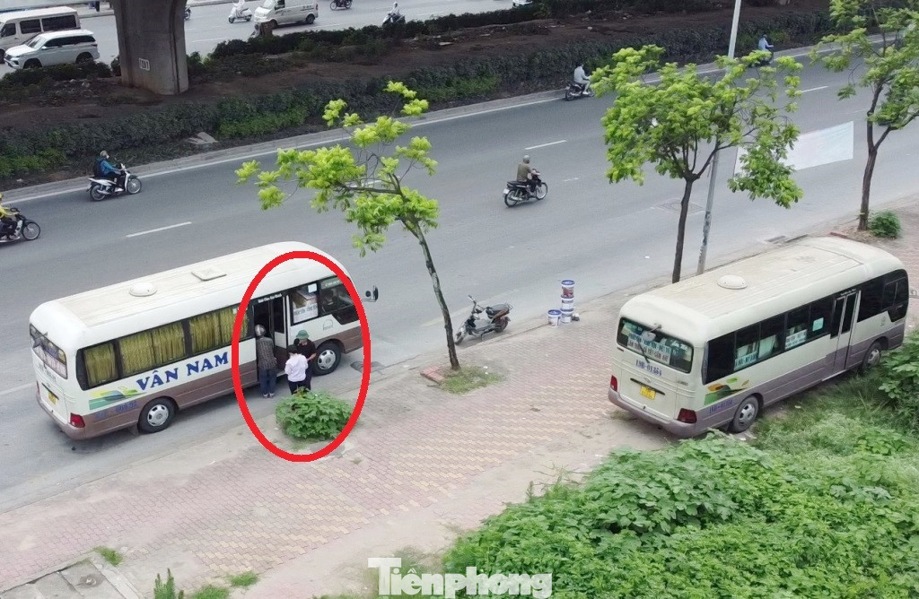 Với xe 19B-00392 tài xế/phụ xe xuống đường tay trái nghe điện thoại, tay phải bắt khách trên đường.