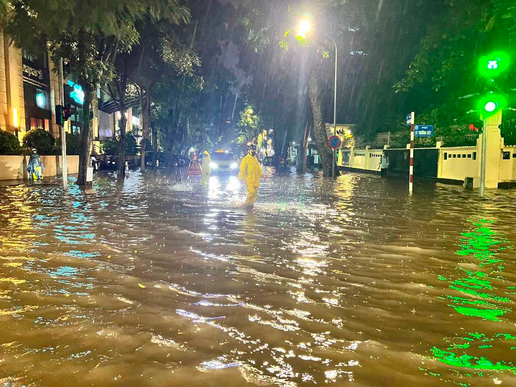 Ngã tư Lý Thường Kiệt - Phan Bội Châu ngập nặng, giờ cao điểm chiều 13/8 giao thông bị phong tỏa, người, xe không thể qua lại.