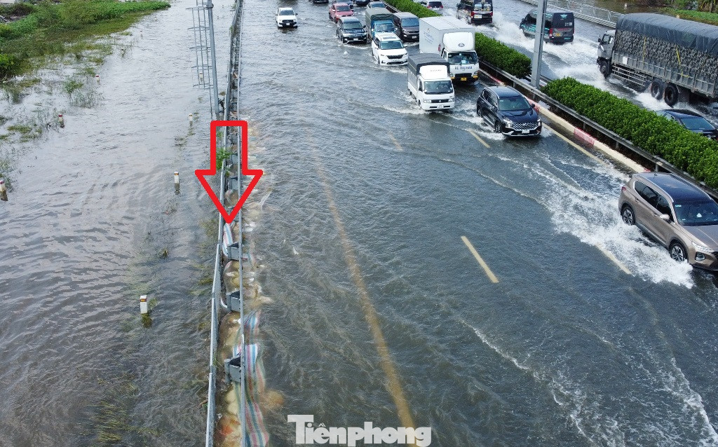 Bờ bao bằng bao tải cát đã được đắp, tuy nhiên trong ngày 16/9, Hà Nội lại có mưa to dẫn đến nước từ đồng ruộng dâng cao "nhấn chìm" cả một số đoạn bờ bao mới đắp. Bờ bao bằng bao tải cát đã được đắp, tuy nhiên trong ngày 16/9, Hà Nội lại có mưa to dẫn đến nước từ đồng ruộng dâng cao "nhấn chìm" cả một số đoạn bờ bao mới đắp.