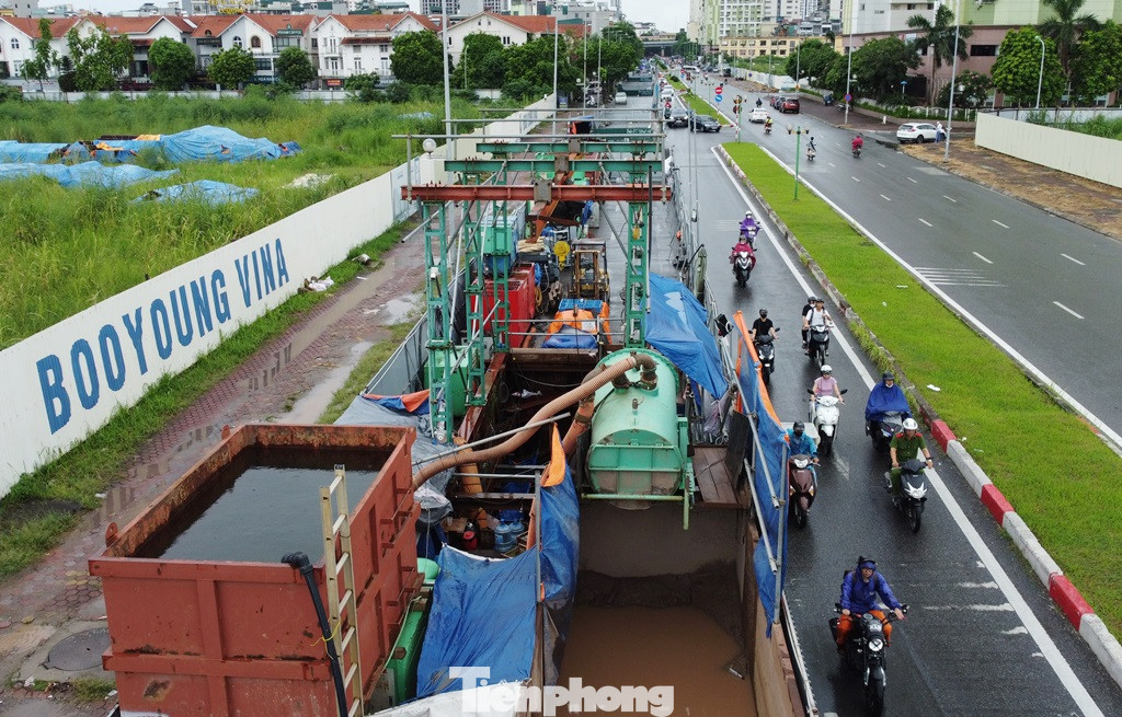 Hiện trên phố Vũ Trọng Khánh nối đường Trần Phú ra Tố Hữu (Hà Đông) đang bị các hàng rào thi công dự án xử lý nước thải Yên Xá chiếm dụng gần như một chiều đường.