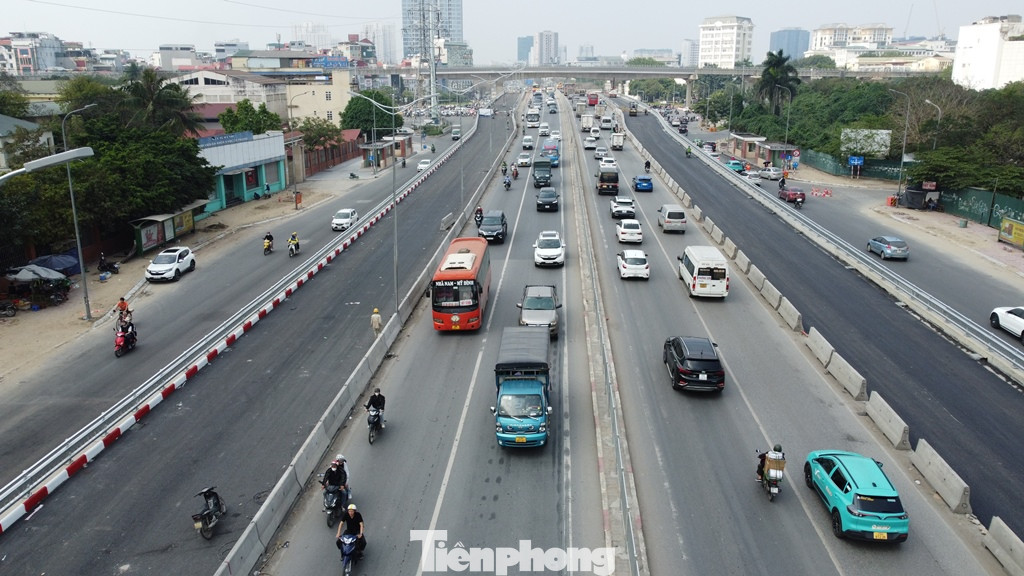 Ở 4 làn xe này, khi qua nút giao Mai Dịch ô tô được phép chạy thông suốt với tốc độ đến 80km/h (hiện nay xe đang chạy hỗn hợp và tốc độ trong khu đô thị - dưới 50km/h)