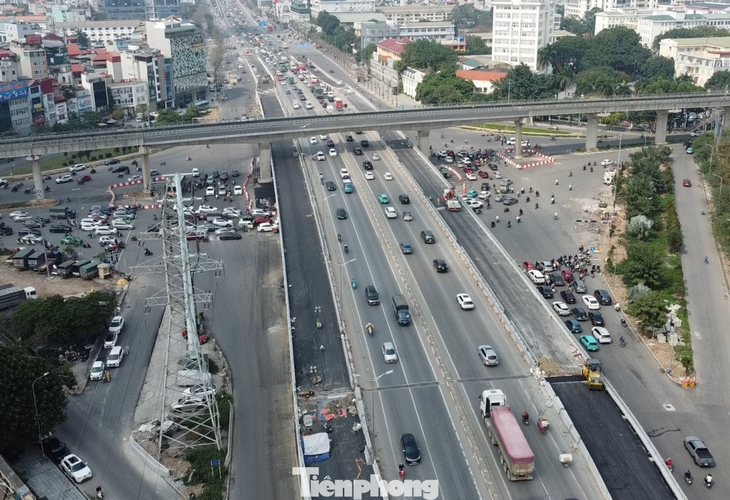 Hai nguyên đơn cầu vượt thép ở hai bên cầu vượt Mai Dịch hiện hữu đã hình thành. Hai nguyên đơn cầu vượt thép ở hai bên cầu vượt Mai Dịch hiện hữu đã hình thành.