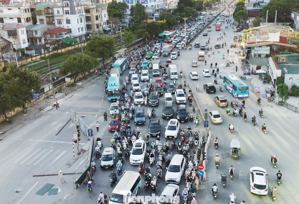 Ùn ứ giao thông những ngày qua tại vị trí hàng rào trên đường Giải Phóng đoạn qua nút giao Kim Đồng - Giải Phóng Ùn ứ giao thông những ngày qua tại vị trí hàng rào trên đường Giải Phóng đoạn qua nút giao Kim Đồng - Giải Phóng