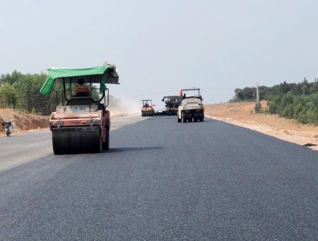 Dự án cao tốc Vũng Áng - Bùng có chiều dài 55,3 km đi qua hai tỉnh Hà Tĩnh và Quảng Bình được khởi công tháng 1/2023. Đến nay sau hơn 1 năm thi công cả ngày lẫn đêm hiện dự án đã cơ bản hoàn thiện phần quan trọng nhất là đắp móng, nền đường.