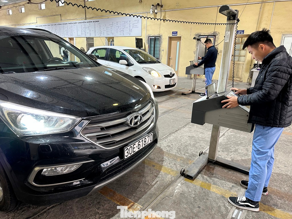 Lãnh đạo Trung tâm đăng kiểm Cầu Giấy cho biết, trung tâm có công suất tối đa là 170 xe/ngày, tuy nhiên trong những ngày vừa qua, trung tâm đã hoạt động hết công suất, thậm chí có hôm lượng xe đông, đơn vị đã phải đăng kiểm vượt công suất lên đến hơn 200 xe.