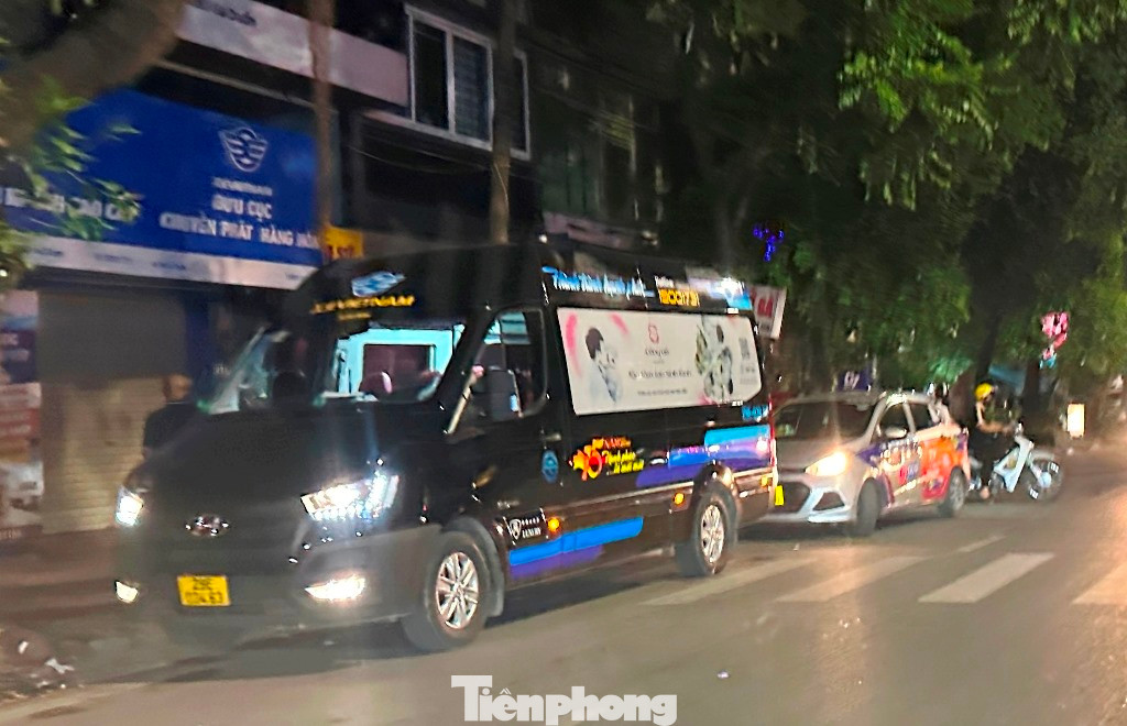 Với các xe của nhà xe "X.E Viet Nam", tại điểm tại số 283 Lê Duẩn còn treo biển văn phòng “X.E Viet Nam” để hoạt động và thường xuyên dừng đỗ, đón trả khách trên đường.