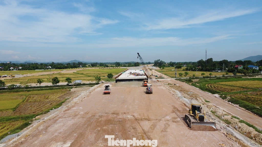 Tại dự án Bãi Vọt - Hàm Nghi chủ đầu tư và các nhà thầu đang huy động 100% quân số và máy móc ngày đêm bám dự án, bám công trường.