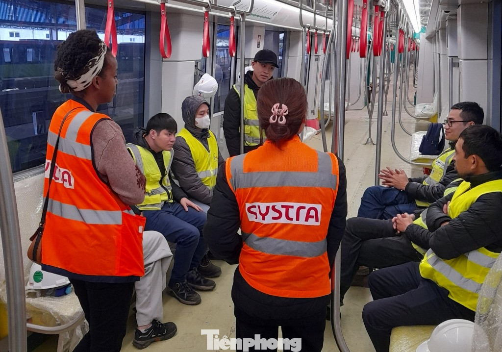 Trên tàu, học viên, nhân viên được tuyển dụng tiếp tục được thuyết giảng về cấu tạo phương tiện, các bước tác nghiệp, vận hành tàu khi dự án đi vào hoạt động.