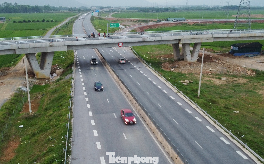 Trong đó có hạng mục như: Thiết bị đảm bảo an toàn giao thông, tổ chức giao thông, đường dẫn kết nối… Trong đó có hạng mục như: Thiết bị đảm bảo an toàn giao thông, tổ chức giao thông, đường dẫn kết nối…