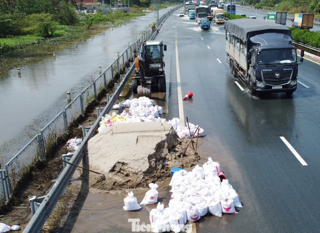 Để giảm ngập sâu và kéo dài trên cao tốc, trong ngày 16/9 nhà đầu tư BOT cao tốc Pháp Vân - Cầu Giẽ là Cty CP BOT Pháp Vân - Cầu Giẽ và các đơn vị có liên quan đã huy động các bao tải cát và máy móc để tạo bao. Để giảm ngập sâu và kéo dài trên cao tốc, trong ngày 16/9 nhà đầu tư BOT cao tốc Pháp Vân - Cầu Giẽ là Cty CP BOT Pháp Vân - Cầu Giẽ và các đơn vị có liên quan đã huy động các bao tải cát và máy móc để tạo bao.
