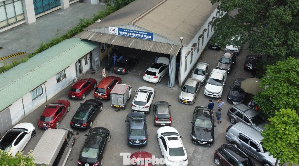 Ngày 7/5, ông Trần Quốc Hoan - Phó Giám đốc phụ trách Trung tâm Đăng kiểm 29-03V, Cầu Giấy - nói rằng do cơ sở hạ tầng và sân bãi không đủ điều kiện để tổ chức làn tiếp nhận xe đăng ký qua mạng nên trung tâm chưa tiếp nhận.