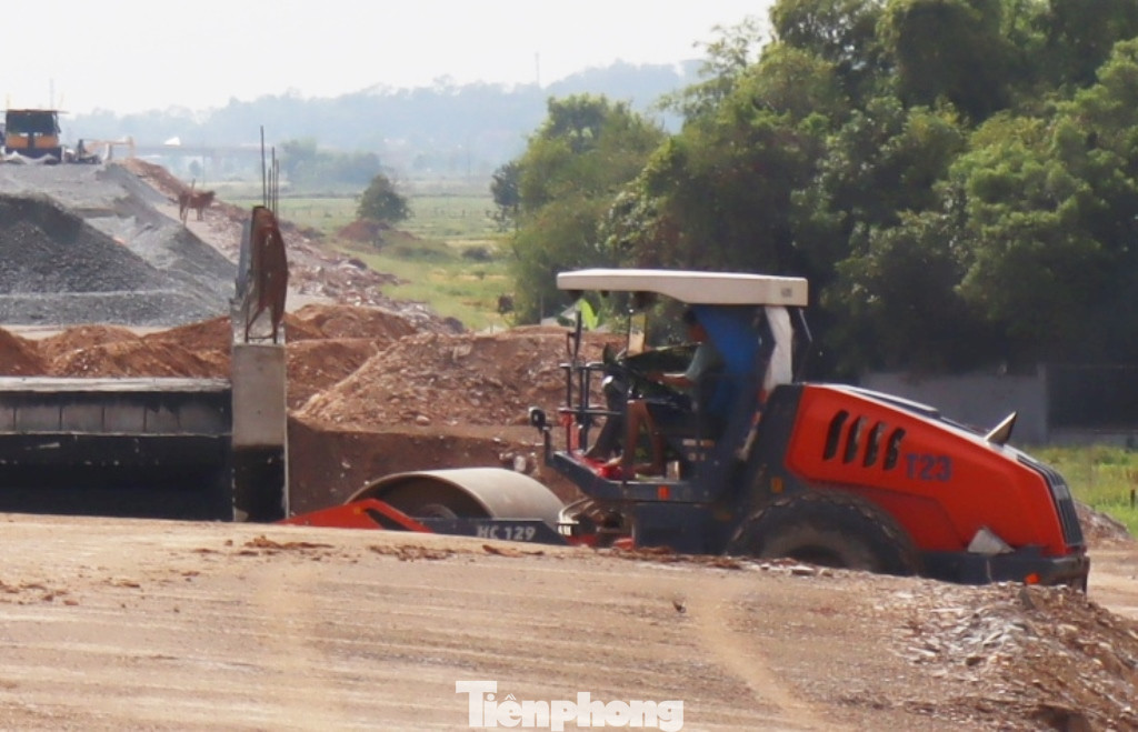 Trong 2 ngày qua, công nhân tại gói thầu số 11 đang vận hành máy móc để dỡ tải thi công 1 hầm chui dân sinh.