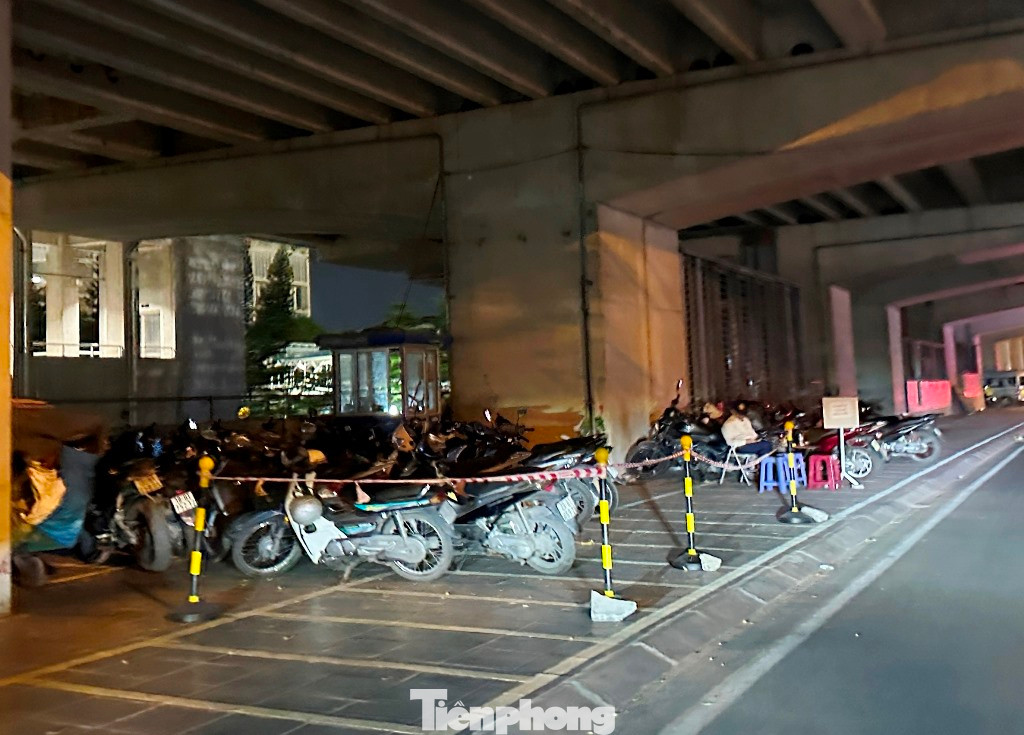 Do không có nơi đỗ xe được cơ quan chức năng tổ chức, nhiều người dân phải tìm đến các điểm gửi xe tự phát trên đường, vỉa hè với giá cao hơn so với quy định.