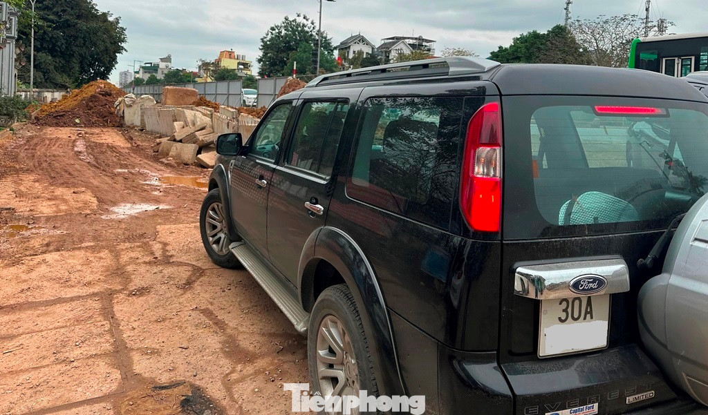 Ngoài gây ùn tắc trên tuyến đường chính, công trường dự án đang "bịt" nhiều đoạn đường dân sinh để người dân đi lại ở hai bên đường Âu Cơ - Nhật Tân. Ngoài gây ùn tắc trên tuyến đường chính, công trường dự án đang "bịt" nhiều đoạn đường dân sinh để người dân đi lại ở hai bên đường Âu Cơ - Nhật Tân.