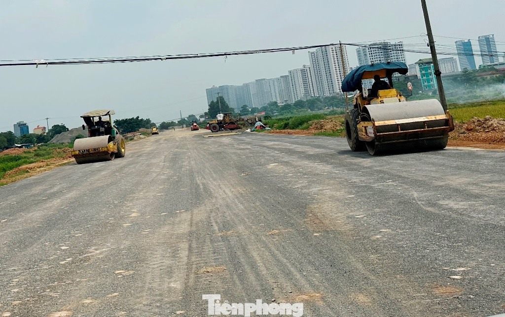 Tại đoạn đi qua một cánh đồng thuộc địa phận phường Phú Lãm, Đồng Mai quận Hà Đông, hiện mặt đường đã đào đắp cơ bản, các đơn vị thi công đang huy động máy móc lu lèn mặt đường.