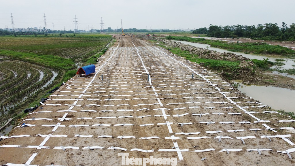 Đại diện Tổng Công ty 319 đơn vị liên danh thực hiện gói thầu Xây lắp số 10 đoạn đi qua quận Hà Đông - huyện Thanh Oai cho biết, hiện mặt bằng dự án đi qua xã Đồng Mai đang được nhà thầu rải các vật liệu chống thấm, sau đó tiến hành chất tải để chờ lún từ 3 đến 6 tháng.